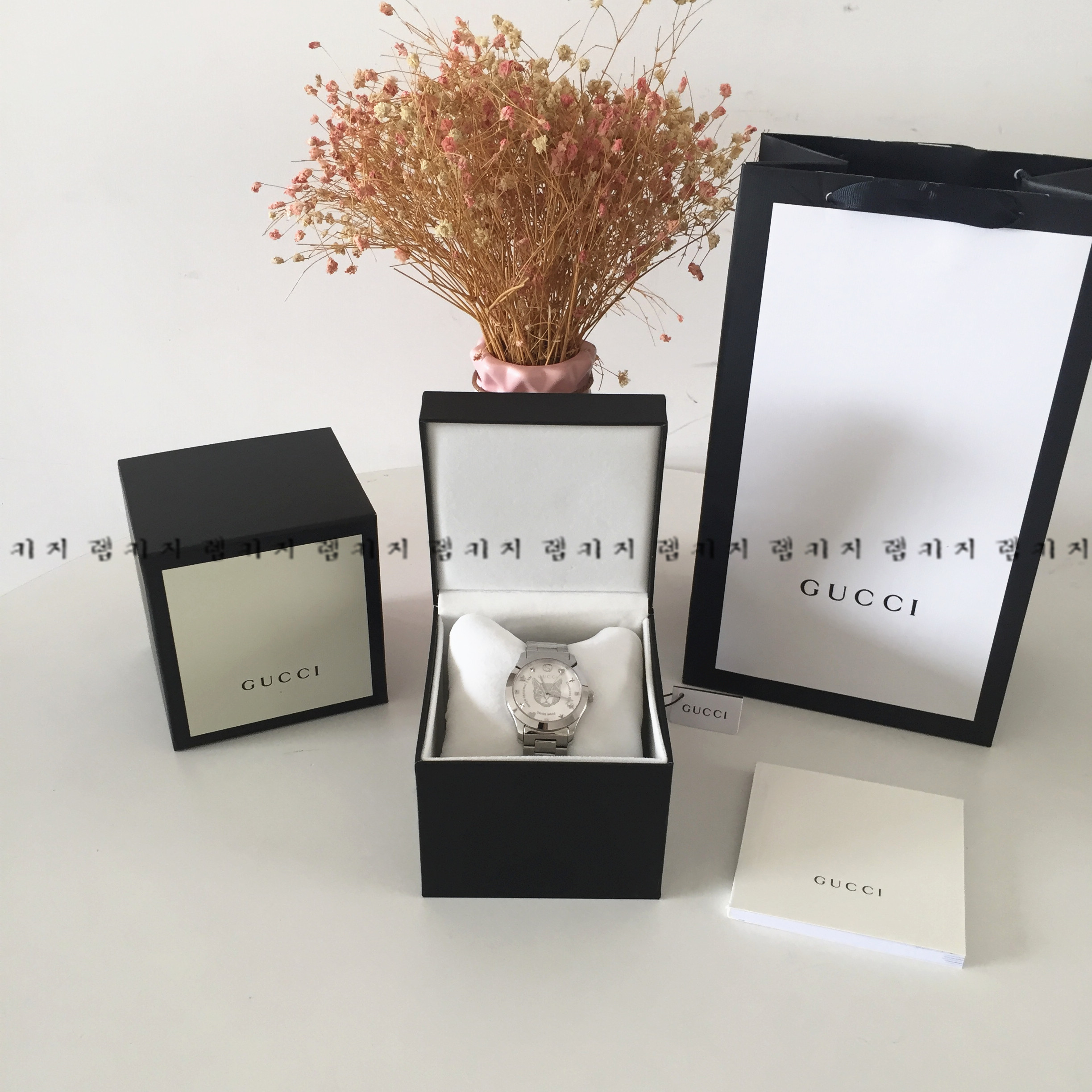 구찌 G타임리스 캣 워치 은장 남성 메탈시계